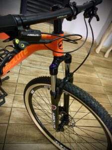 Bike aro 29 Aluminio Absolute Nero 4 - 24 Marchas Shimano - Foto Suspensão dianteira com trava no ombro Absolute