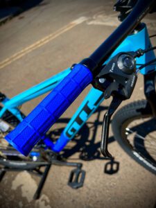 Bike aro 29 Aluminio Gti Roma 21 Marchas Cambios Importados - Foto manoplas azuis e alavanca de marcha yamada