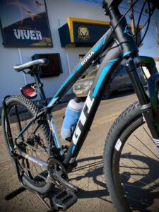 Foco no quadro GTI que vem na Bicicleta aro 29 da marca GTI ROMA na cor preta com azul. Equipada com quadro em aluminio, freios a disco a cabo (freio mecânico), suspensão dianteira Yamada, Relação de marchas 3 coras x 7 catracas (21 marchas) com câmbios da marca shimano