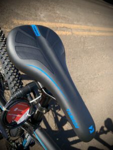 Foco no banco da marca yamada preto com azul que vem na Bicicleta aro 29 da marca GTI ROMA na cor preta com azul. Equipada com quadro em aluminio, freios a disco a cabo (freio mecânico), suspensão dianteira Yamada, Relação de marchas 3 coras x 7 catracas (21 marchas) com câmbios da marca shimano