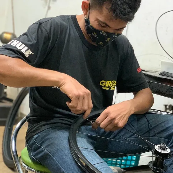 Mecânico da loja montando uma roda